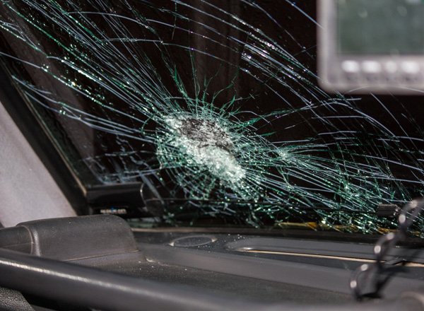 Новость - События - Будь в курсе: на Французском бульваре мошенники разбивают стекла авто