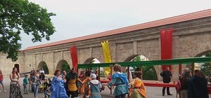 Прекрасные дамы, рыцари и бои: как проходит фестиваль средневековой культуры в парке Шевченко