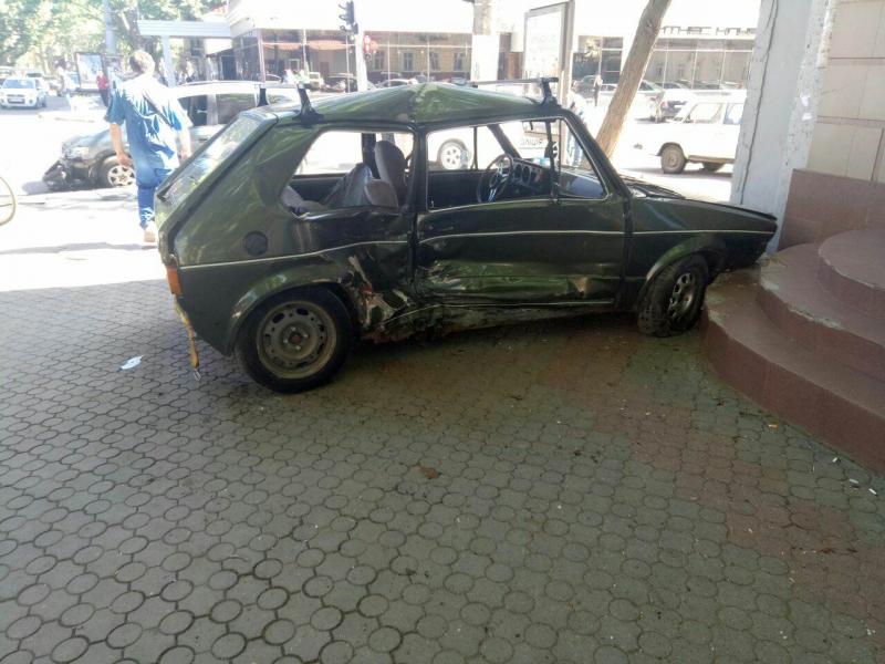 Новость - События - Из-за ДТП в Одессе автомобиль откинуло на тротуар: пострадала женщина