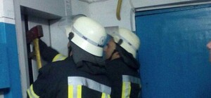 Недоброе утро: на Таирова упал лифт с тремя людьми