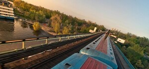 Видеофакт: малолетние экстремалы бегали по крыше вагона метро