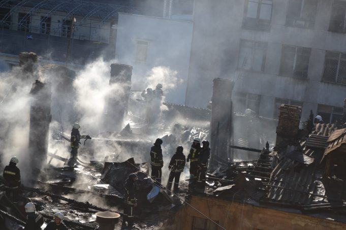 Новость - События - В утреннем пожаре на Польском спуске погиб мужчина: спасли 25 человек