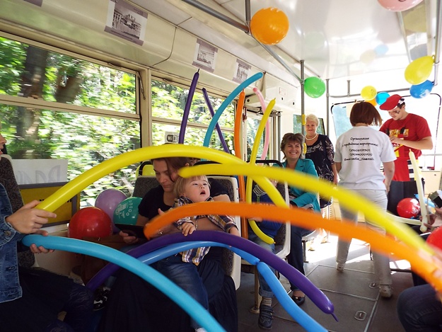 Новость - Досуг и еда - Прокатись с мелким: cегодня по Одессе будет ездить "трамвай счастья" с подарками