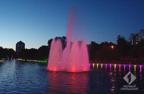 Новость - Досуг и еда - Полюбуйся: в парке Победы заработал восстановленный фонтан с подсветкой
