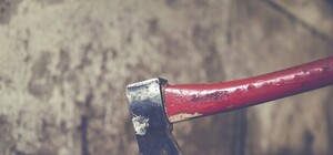 Смотри видео: разъяренный одессит громил свое авто топором