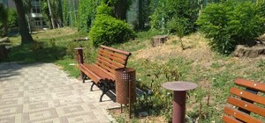 Что за люди: в сквере у театра кукол вырвали зарядные устройства