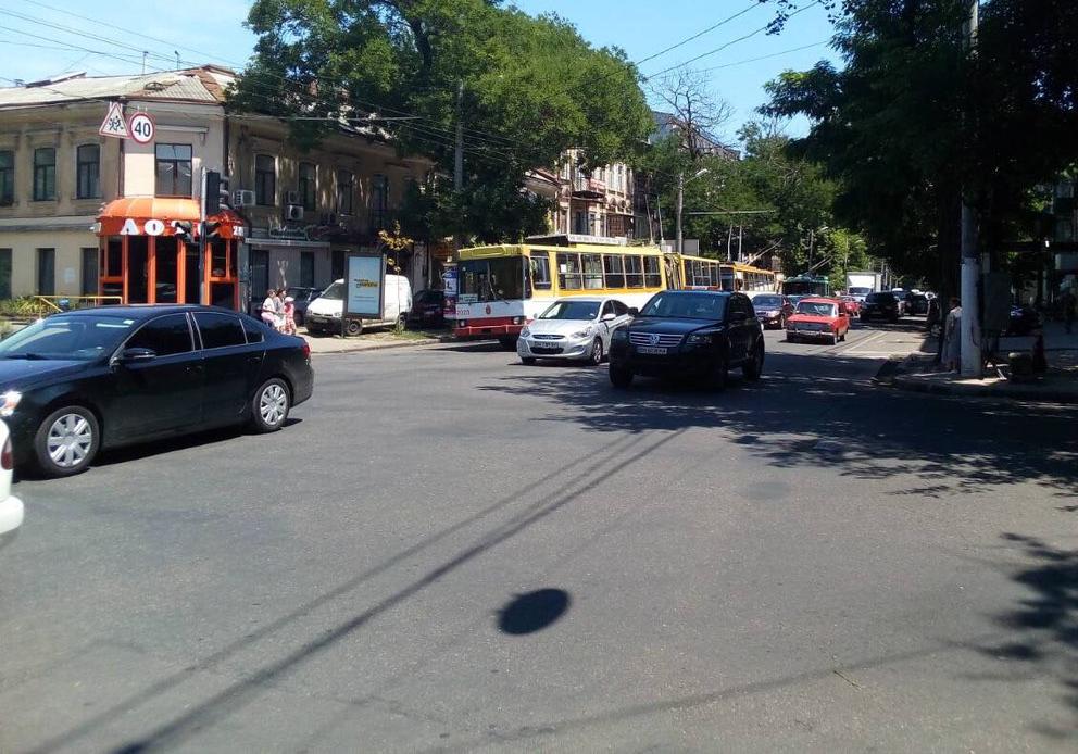 Новость - Транспорт и инфраструктура - Будь в курсе: из-за тройного ДТП в Одессе не ходят троллейбусы