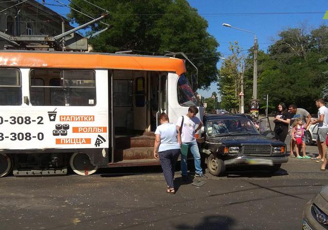 В Одессе трамвай врезался в легковушку. Фото: 7 канал.