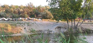 Сил нет: на Тополе мужчина застрял в балке