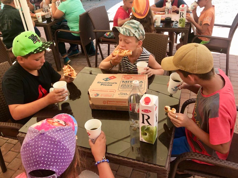 Новость - Досуг и еда - Одесская пиццерия угощала детей из Донбасса: как это было