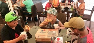 Одесская пиццерия угощала детей из Донбасса: как это было