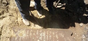 Несподівана знахідка: з-під асфальту на львівській вулиці витягають унікальні плити