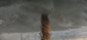Непогода разыгралась: под Запорожьем снова видели смерч (ВИДЕО)