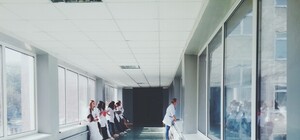 Поклав голову на парту: на Львівщині старшина так побив солдата, що той втратив селезінку