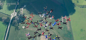 На высоте: под Харьковом 57 парашютисток установили мировой рекорд