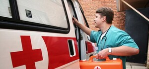 Загинув на роботі: на Львівщині чоловіка придушило дерев’яними брусами