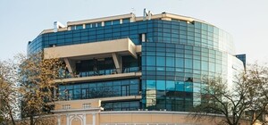 Не сдаются: на Греческой площади снова странная реклама