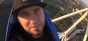 На качели не остановился: парень провел сутки в гамаке на недостроенных мостах