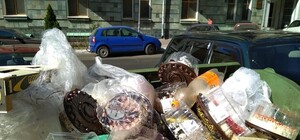 Не жалко: элитный одесский супермаркет пополнил мусорники тортами