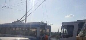 На Старом мосту стоят троллейбусы и трамваи: что случилось