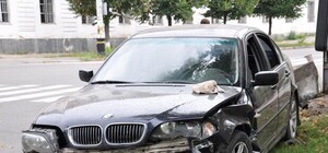 Фотофакт: в Корпусном парке пьяный водитель на ВMW влетел в бетонные плиты