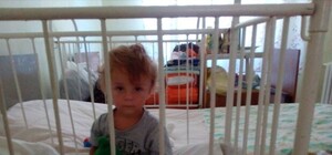 С запиской в кармане: в Харькове мать бросила двухлетнего ребенка на детской площадке