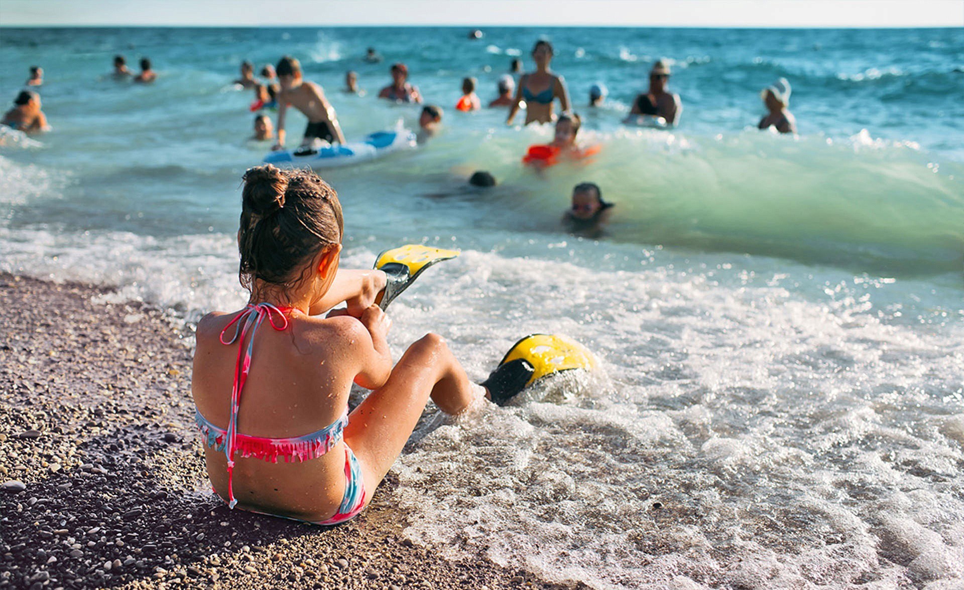 Куда поехать летом на отдых. Черное море пляж. Черное море пляж люди. Отдыхающие на море. Пляж с отдыхающими.