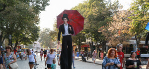 Танцоры, фаерщики и сын Чарли Чаплина: как проходит фестиваль уличных театров в Одессе