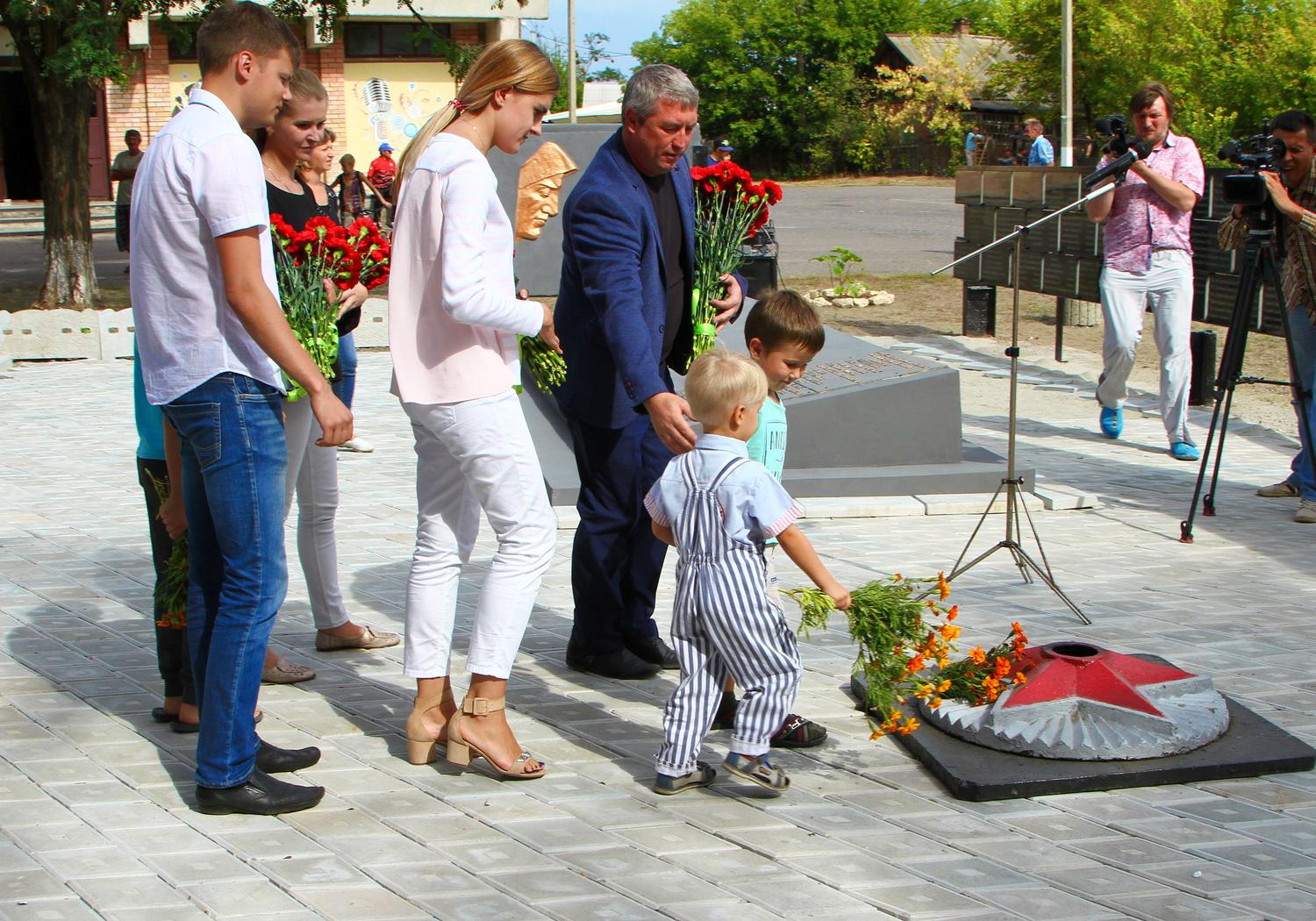 Новость - События - К 75-ой годовщине освобождения Донецкой области отреставрировали памятники и мемориалы