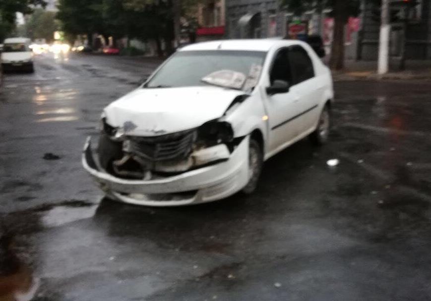Новость - События - В центре Одессы столкнулись микроавтобус и авто: проезд перекрыт