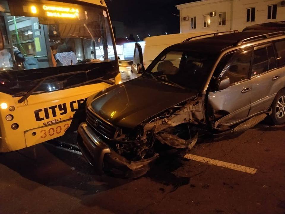 Новость - События - В Одессе Lexus столкнулся с троллейбусом и авто: есть пострадавшие