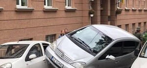 Не намагайся повторити: неуважна водійка оригінально припаркувала свій 