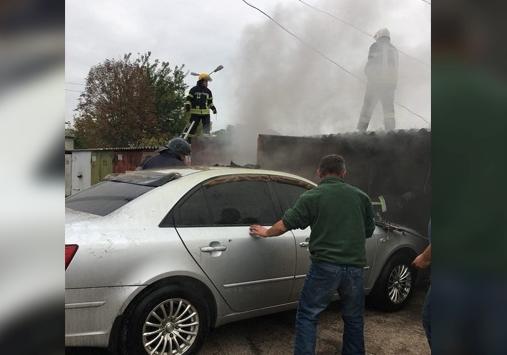 Новость - События - На Таирова произошел пожар в гаражном кооперативе: сгорели две машины
