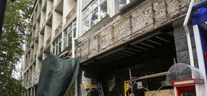 Симферопольцы возмущены: на улице Александра Невского сносят барельефную композицию