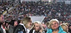 Пробки, водка и толпы волчиц: Винник поздравил бесплатным концертом одесских учителей