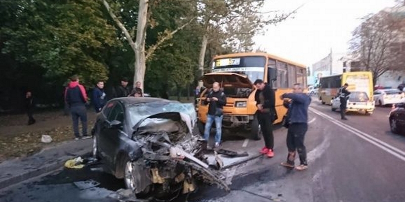 Новость - События - На Мельницкой масштабная авария с участием маршруток: один человек погиб, три пострадали