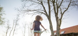 Прыгала на батуте: в киевском парке ребенок получил травму на аттракционе