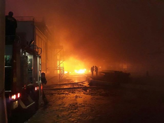 Новость - Общество - Под Одессой произошел масштабный пожар на заводе: его тушили всю ночь