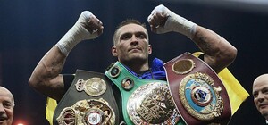 Усик и Белью провели дуэль взглядов с комплиментами