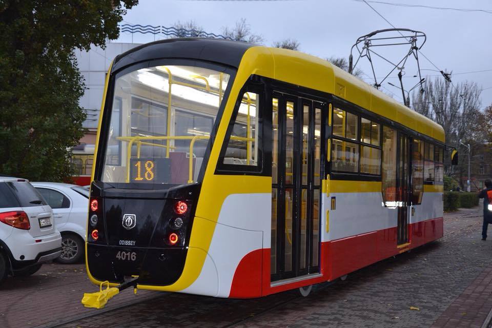 Новость - Транспорт и инфраструктура - Первый "Одиссей" вышел на маршрут: смотри, как красив новый трамвай