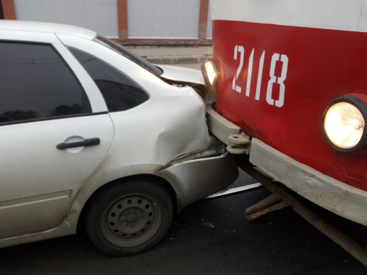 Новость - События - На Новосельского автомобиль столкнулся с трамваем: пострадали два человека