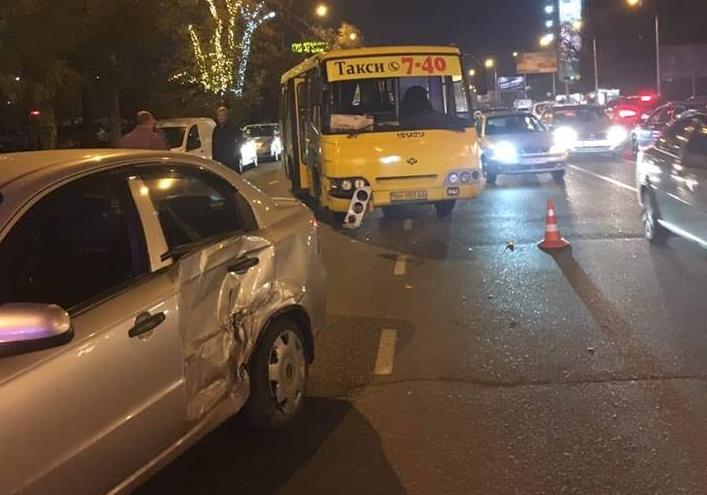 Новость - События - На Таирова автомобиль столкнулся с маршруткой: пострадала женщина