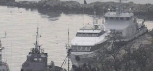 Россияне отбуксировали украинские корабли в Керчь