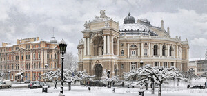 Проблемы с посадкой в аэропорту и счастливые прохожие: чем запомнился снегопад в Одессе