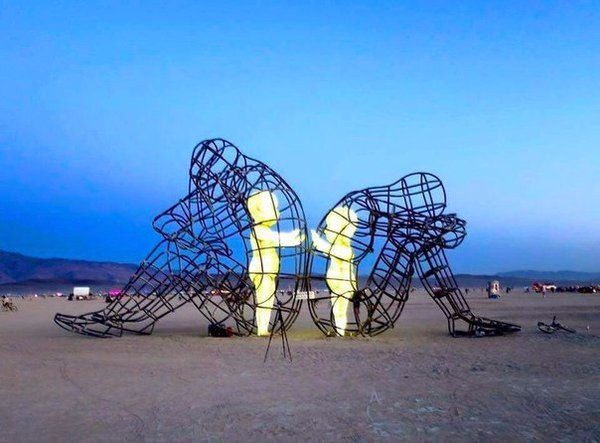 Новость - События - Не пропусти: на Поскоте устанавливают всемирно известную скульптуру "Любовь"