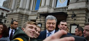 Селфі з президентом: Порошенко показав фото прогулянки Львовом