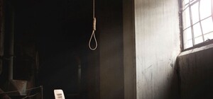 На шнурке: в центре Харькова повесилась нотариус