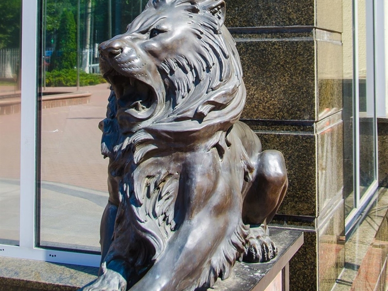 Новость - События - Решили не мелочиться: возле одесского МГУ  украли две скульптуры львов