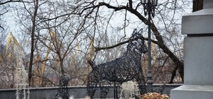 Ждем Новый год: на Думской площади устанавливают обновленную елку и сказочный городок