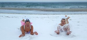 Бррр: одесситки в купальниках отдыхали на заснеженном пляже